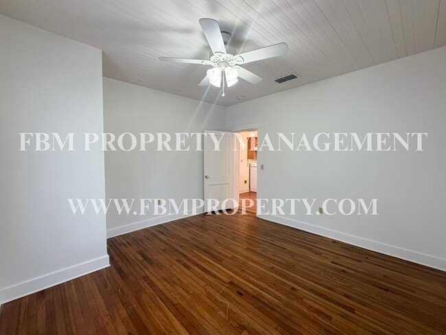 Building Photo - 310 E Parks Ave