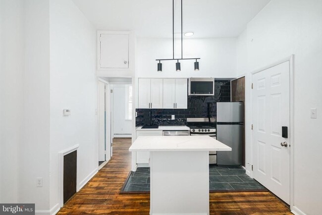 Building Photo - 1024 Pine St