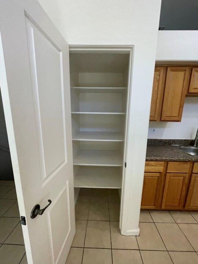 Building Photo - 330 S Farmer Ave