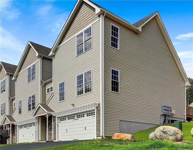 Building Photo - 301 Hunting Hill Dr