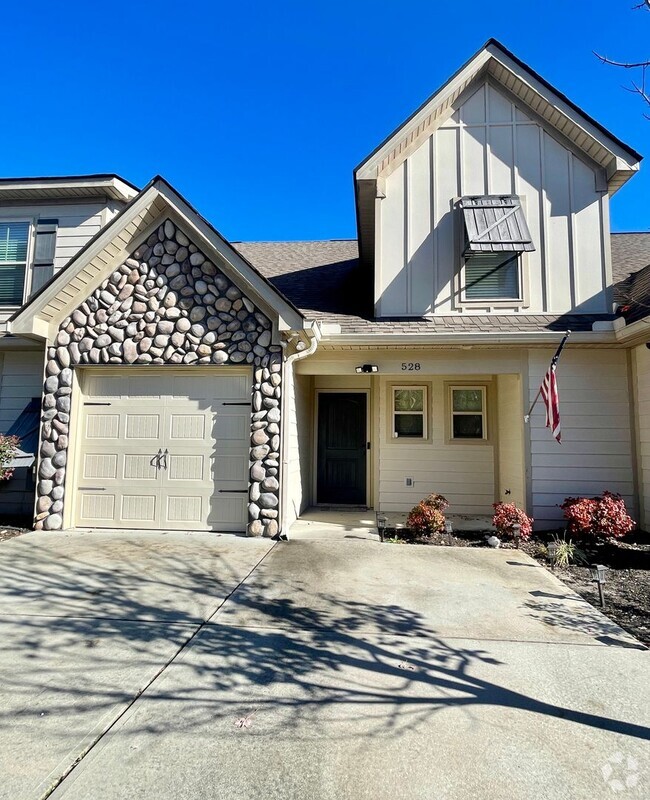 Building Photo - Large Town Home with Garage