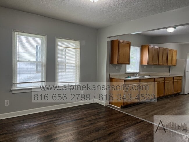 Building Photo - Spacious Upstairs Loft with Bathroom!