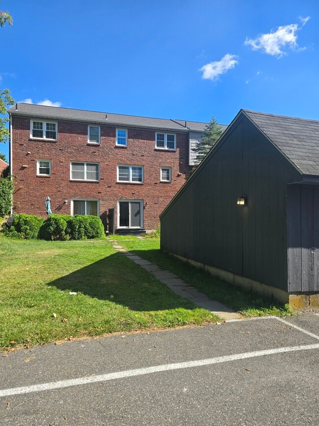 Building Photo - 17 Old Farms Ln