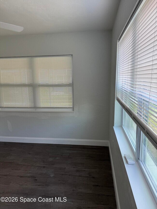 Building Photo - 204 W Alma Dr