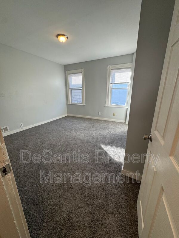 Building Photo - 828 Wallbridge West End St