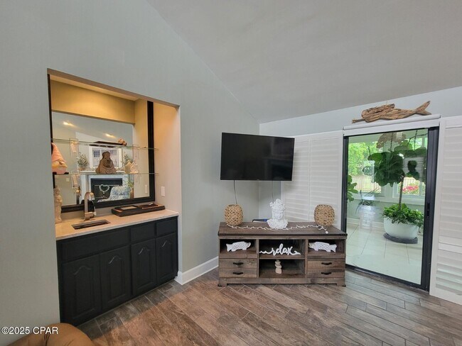 Building Photo - 633 Amberjack Dr