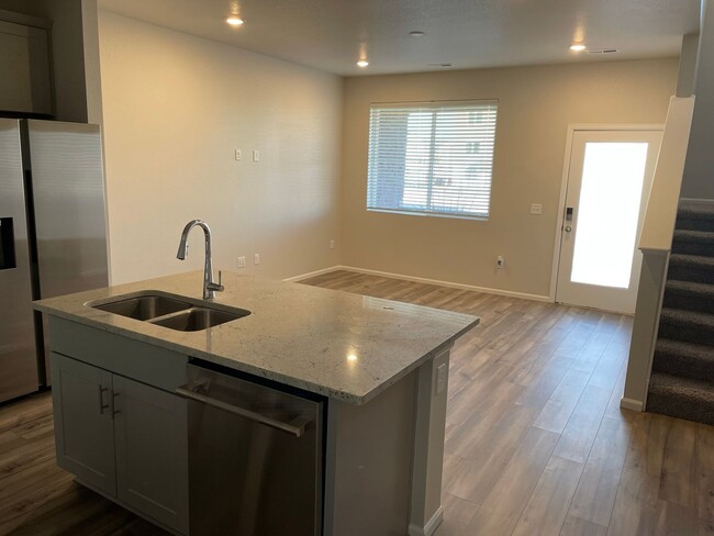 Building Photo - Updated 3 Bedroom Townhome Available July