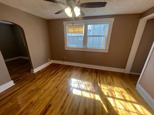 Building Photo - PRE-LEASING! Adorable Bungalow Steps From ...
