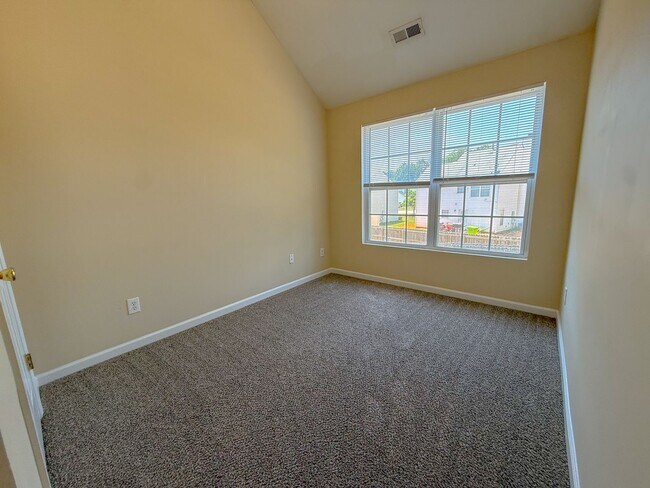 Building Photo - 3 Bedroom 2.5 Bath Single Family Home with Fenced Backyard!