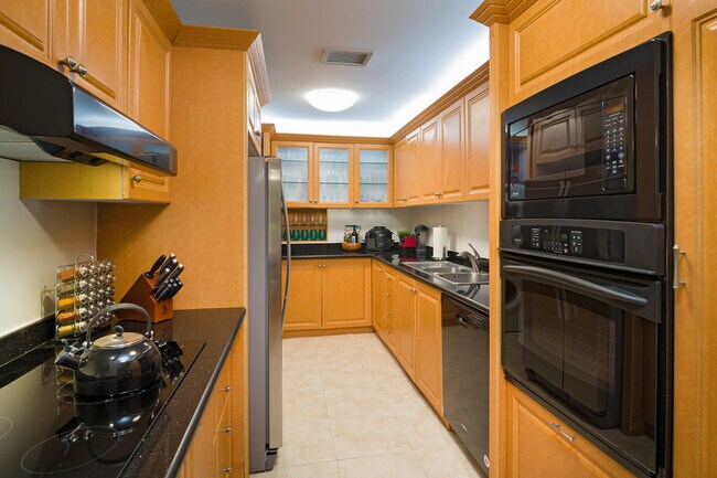 Building Photo - 4999 Kahala Ave
