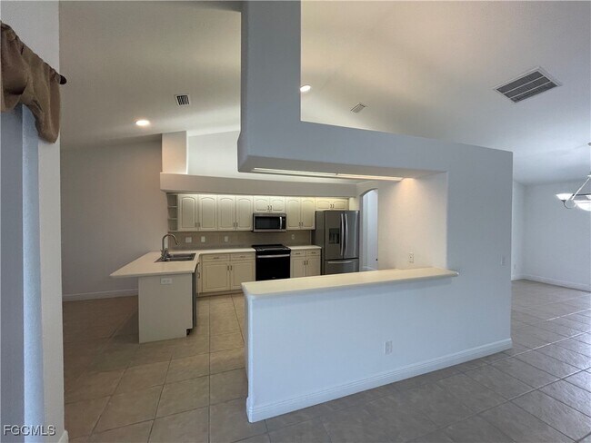 Building Photo - 609 SW 43rd Ln