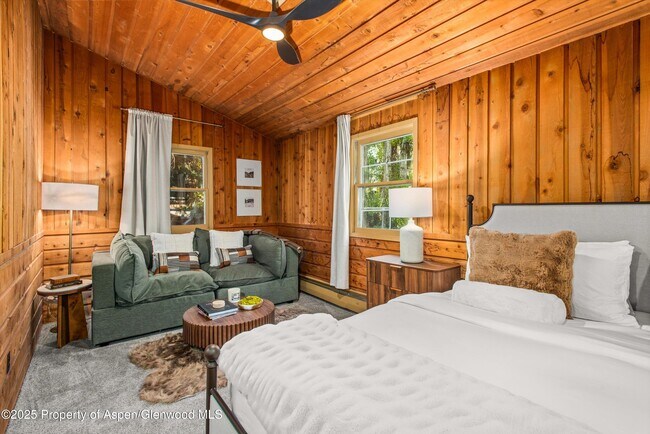 Building Photo - 406 W Smuggler St