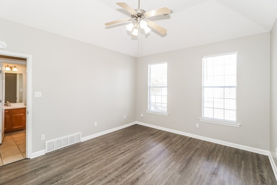 Building Photo - 10093 Woodland Hills Dr