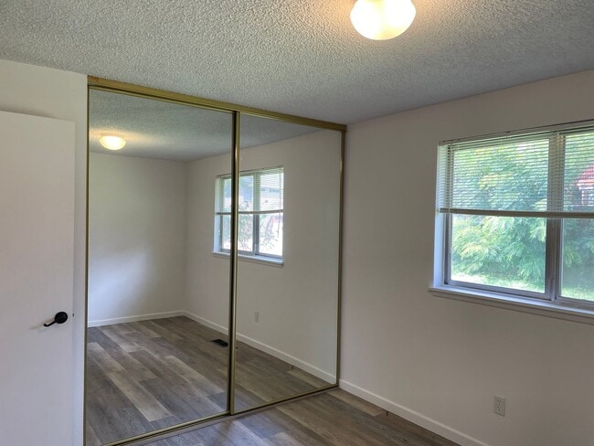 Building Photo - Very Nice 3 Bedroom 2 bath Home-Fully fenc...