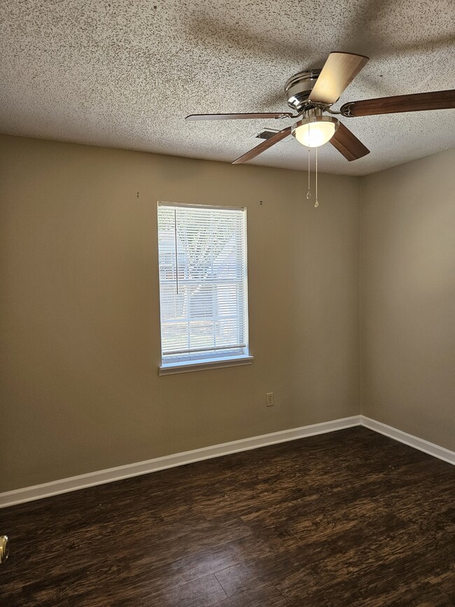 Building Photo - 104 Spring Hill Dr