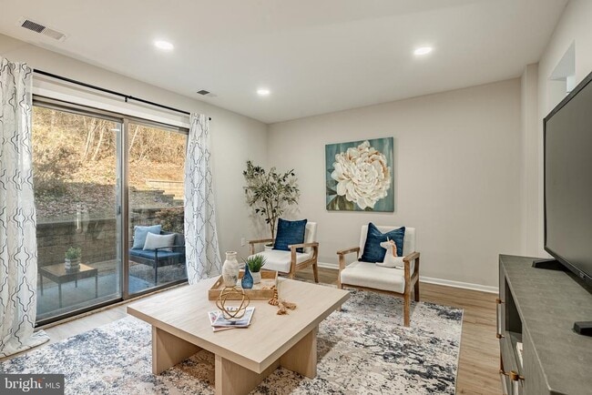 Building Photo - 233 Holly Dr