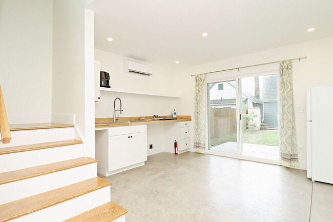 Building Photo - Light-Filled Downtown Studio Near UVA Medical Center