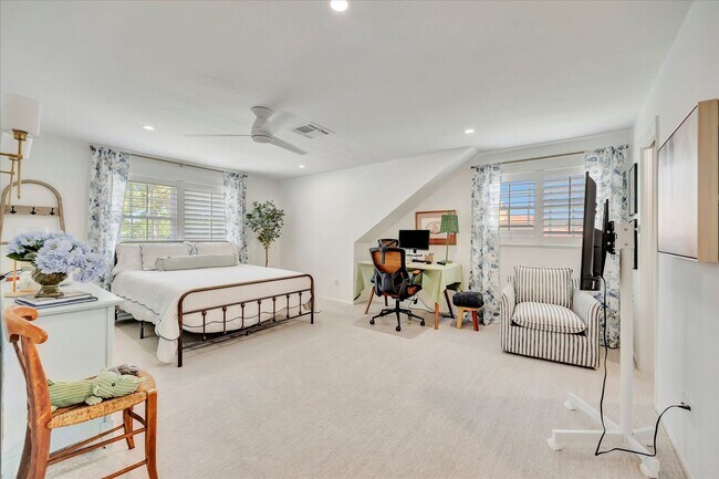 Building Photo - Luxury 5 Bed/4 Bath Pool Home on a Golf Course in Central Sarasota