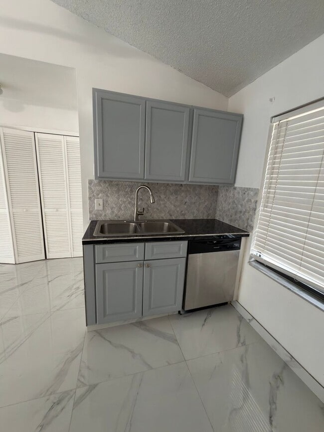 Building Photo - 9142 Sabal Palm Cir