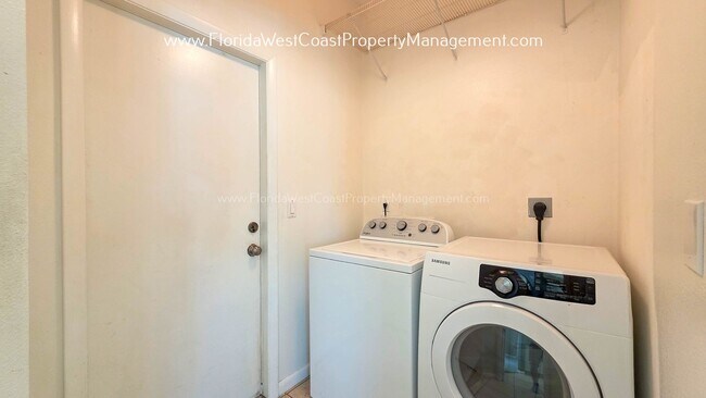 Building Photo - CUTE AND SPACIOUS 3 BEDROOM/ 2 BATH POOL HOME! NORTH PALMETTO! PET FRIENDLY!