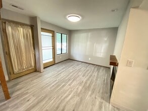 Building Photo - OSU Gateway 3 bedroom 1 1/2 bath 3 level townhome