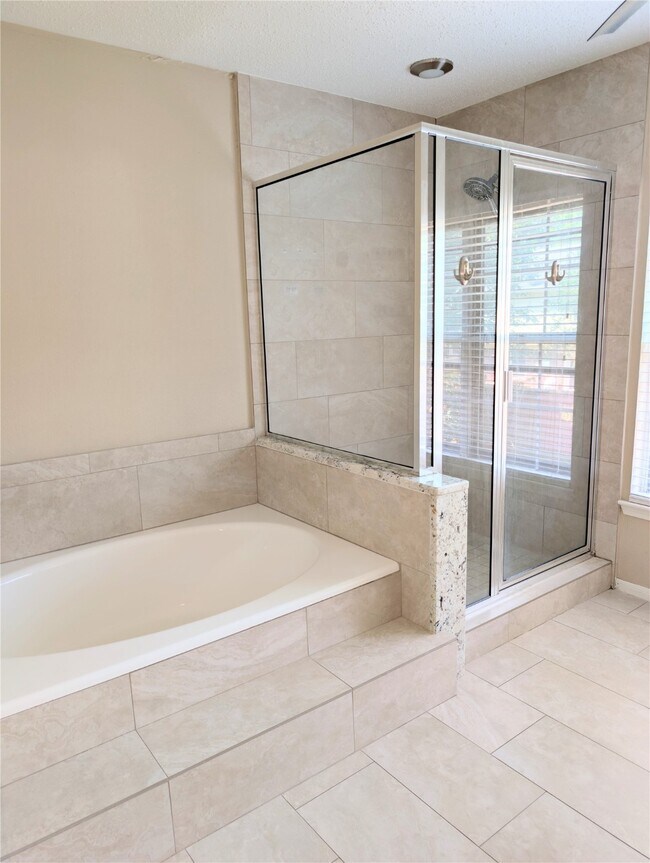 Building Photo - 9303 Palm Shores Dr