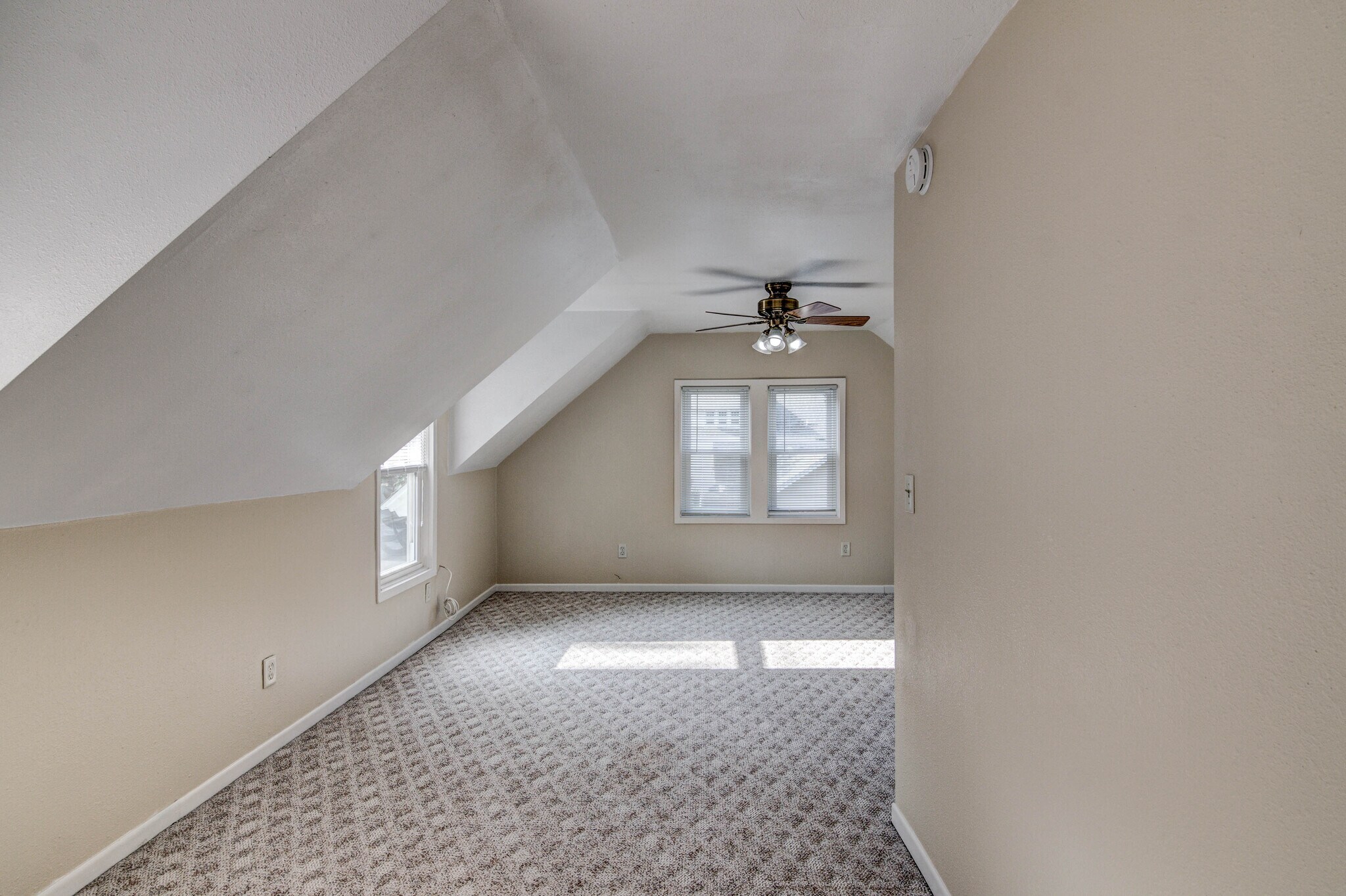 Building Photo - 616 Davis Ave