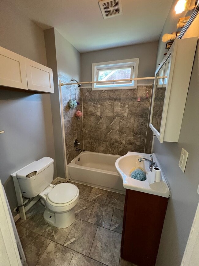 Building Photo - Spacious 4-Bedroom Home