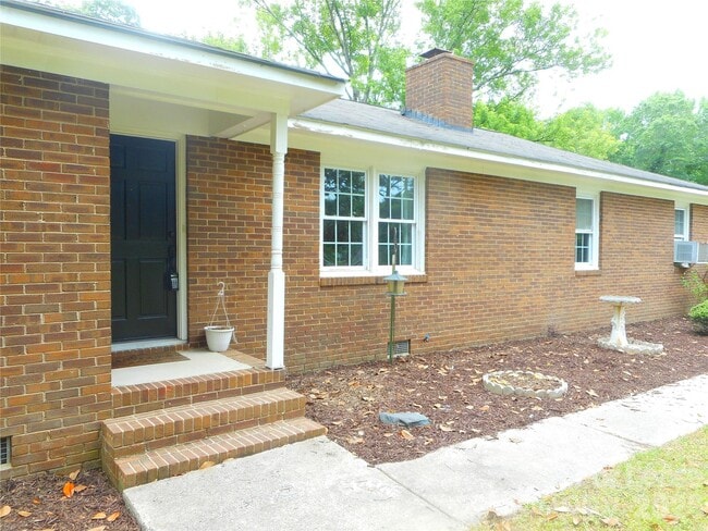 Building Photo - 733 Catawba Cir N