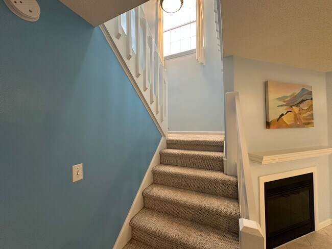 Building Photo - End Unit Townhouse for Rent