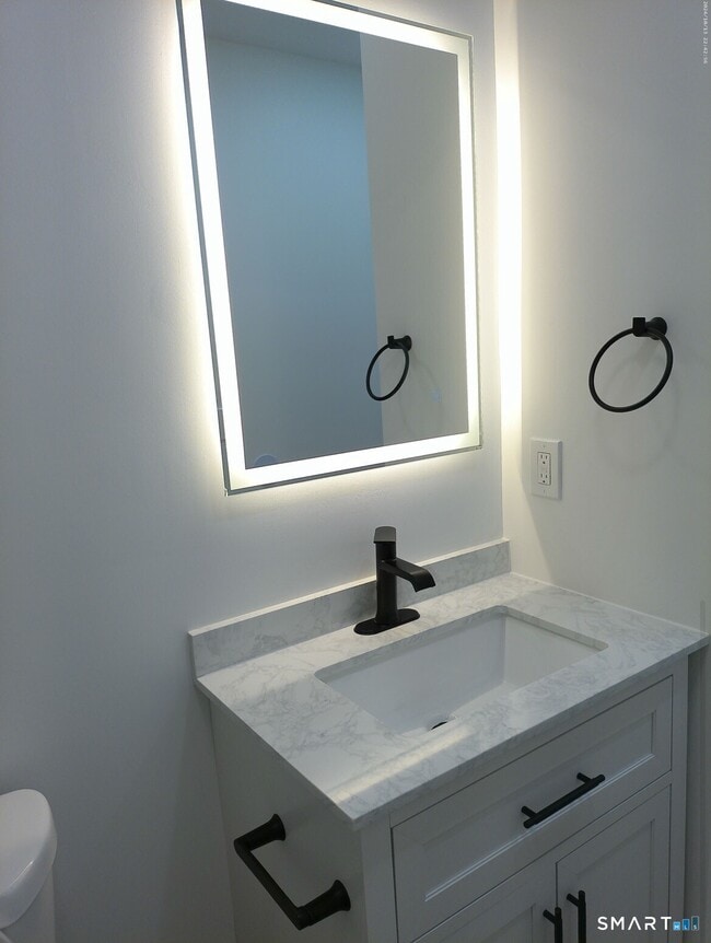 Building Photo - 365 Broad St