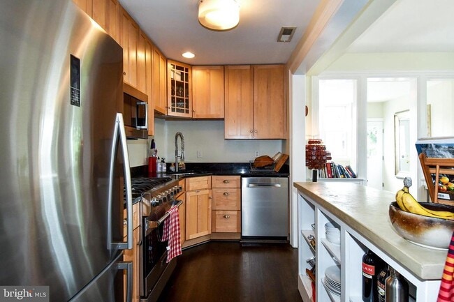Building Photo - 2426 Observatory Pl NW