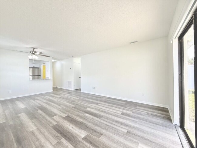 Building Photo - 5212 Peach Ave