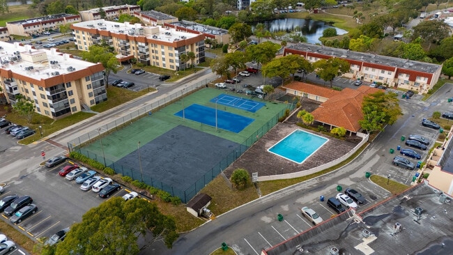 Building Photo - 4156 Inverrary Dr