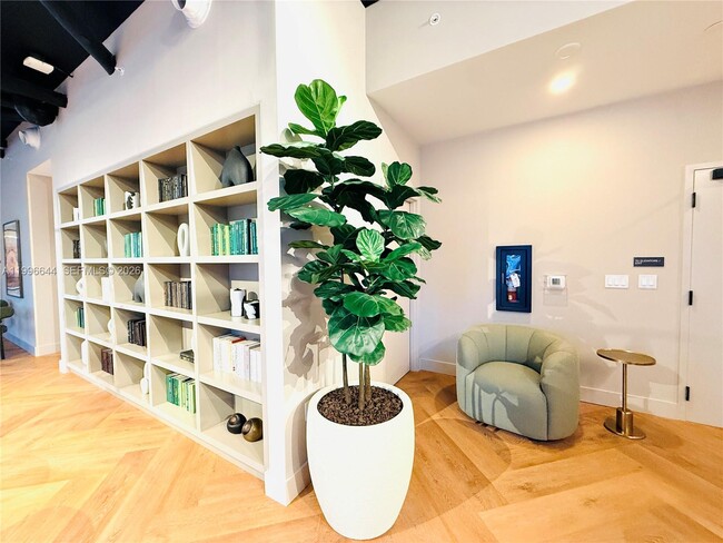 Building Photo - 121 NE 5th St