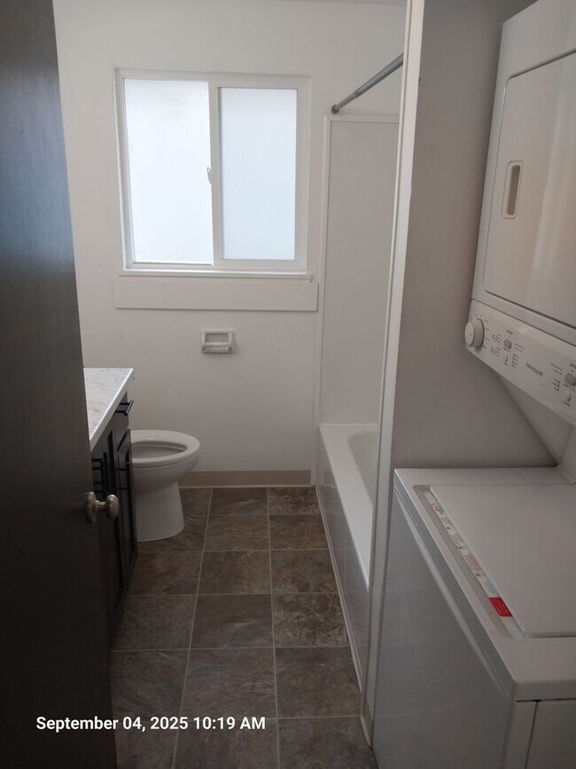 Building Photo - 1011 SE Locust St