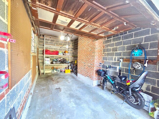 Building Photo - Lovely 4 BR/2 BA Single-Family Home in Sil...
