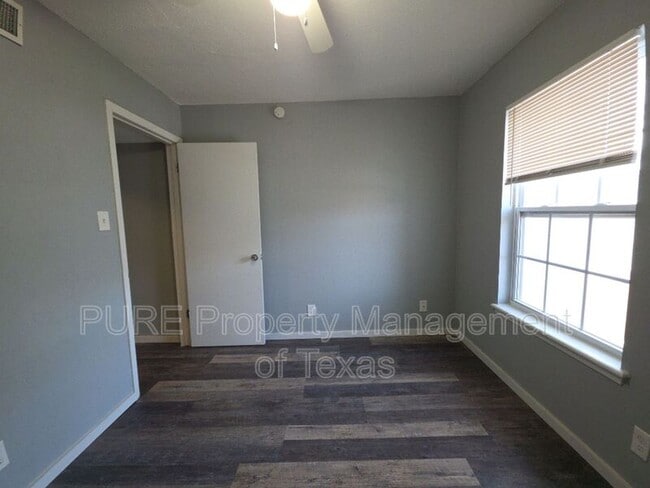 Building Photo - 5808 Wellington Dr