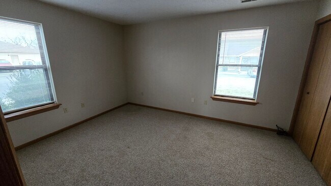 Building Photo - Ground Level 1 Bedroom Apartment w/ Washer/Dryer Connections