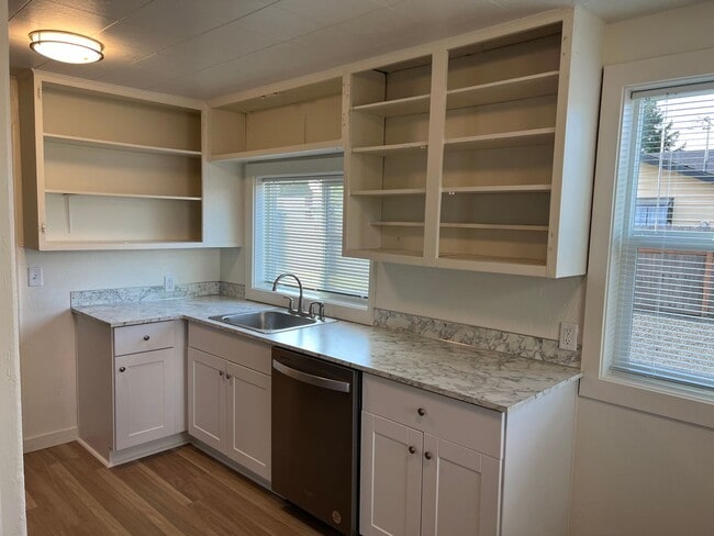 Building Photo - Updated 3 bedroom 1 bathroom house! MOVE I...