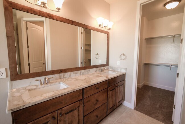 Building Photo - Italian Villages | 3- Bedroom Townhome