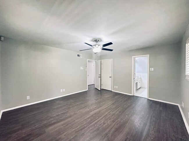 Building Photo - 425 Zephyr Dr