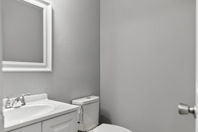 Building Photo - Available Now!  3 Bedroom Townhouse King George