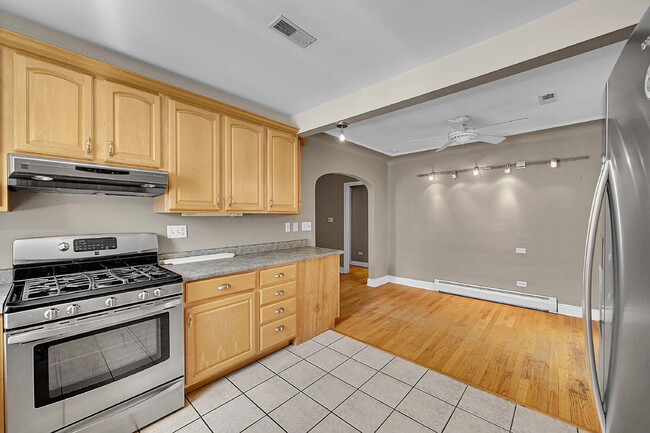 Building Photo - $3,195, 3-bed, 3-bath located in Denver wi...