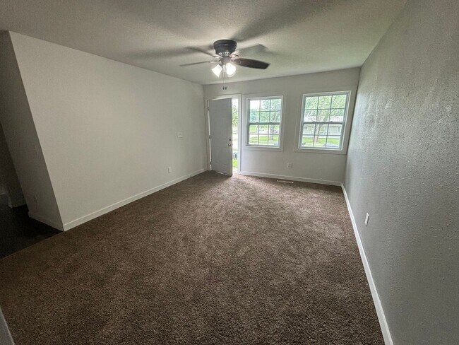 Building Photo - Charming 3 bed plus bonus room
