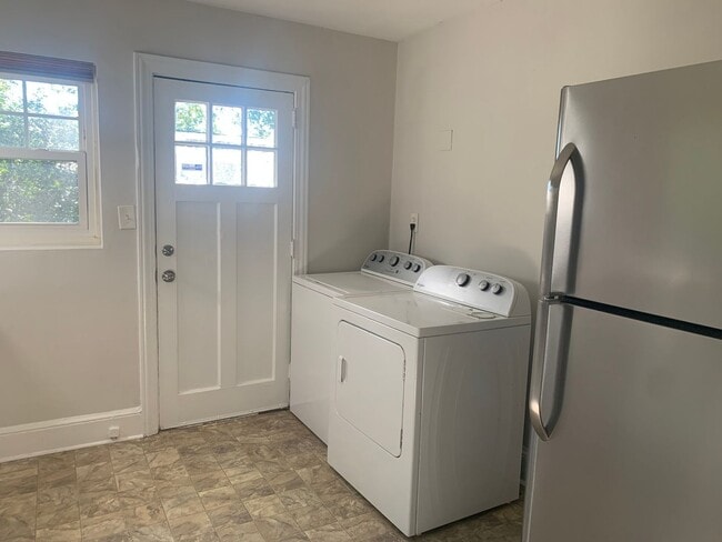 Building Photo - Adorable Two Bedroom Duplex in Plaza Midwo...