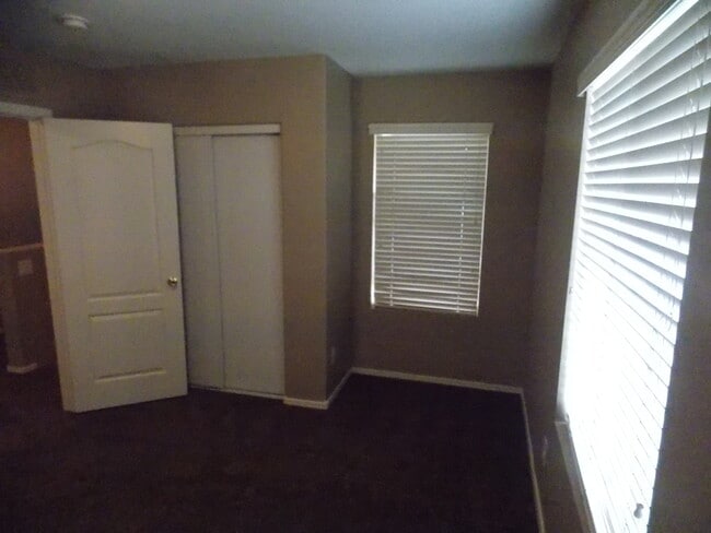 Building Photo - Recently Remodeled 3 bed/2.5 Bath with Washer/Dryer