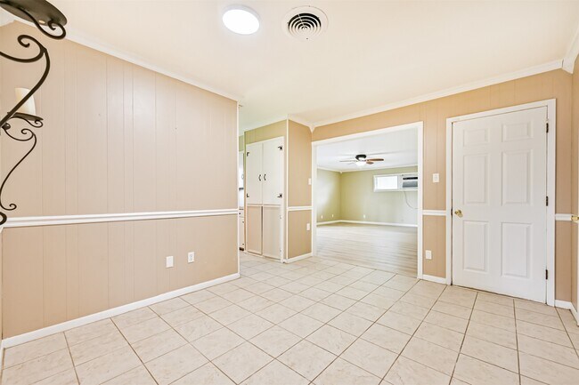 Building Photo - 807 Temple Dr