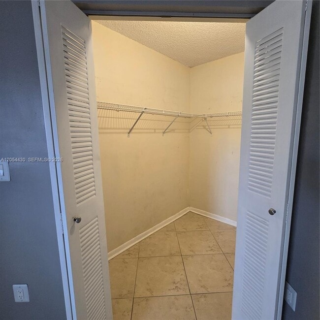 Building Photo - 9731 Fontainebleau Blvd