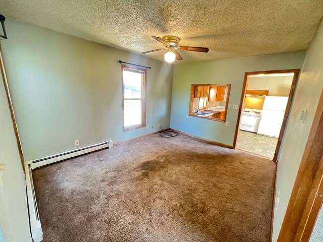 Building Photo - Upper Level 2 Bedroom Apartment - AVAILABLE JUNE
